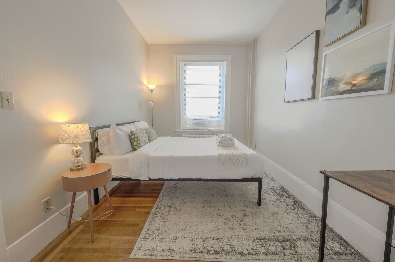 Escritorio, tabla de planchar con plancha, wifi y ropa de cama 