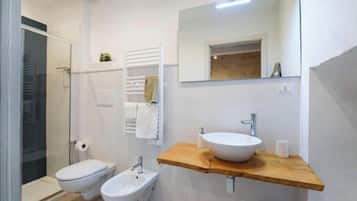 Doccia, asciugacapelli, bidet, asciugamani