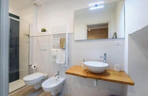 Doccia, asciugacapelli, bidet, asciugamani