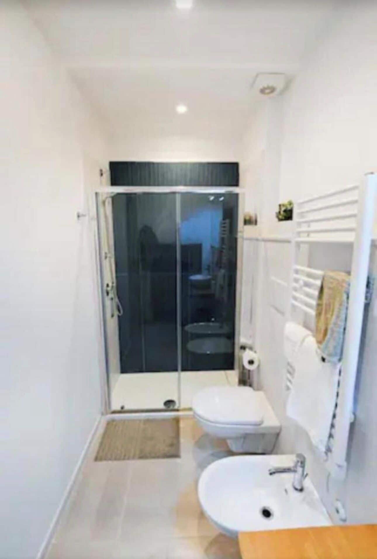 Een douche, een haardroger, een bidet, handdoeken
