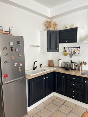 Private kitchen - La Maison de Marie: Charm and comfort for the whole family (Sigean)