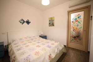 1 camera, ferro/asse da stiro, lenzuola