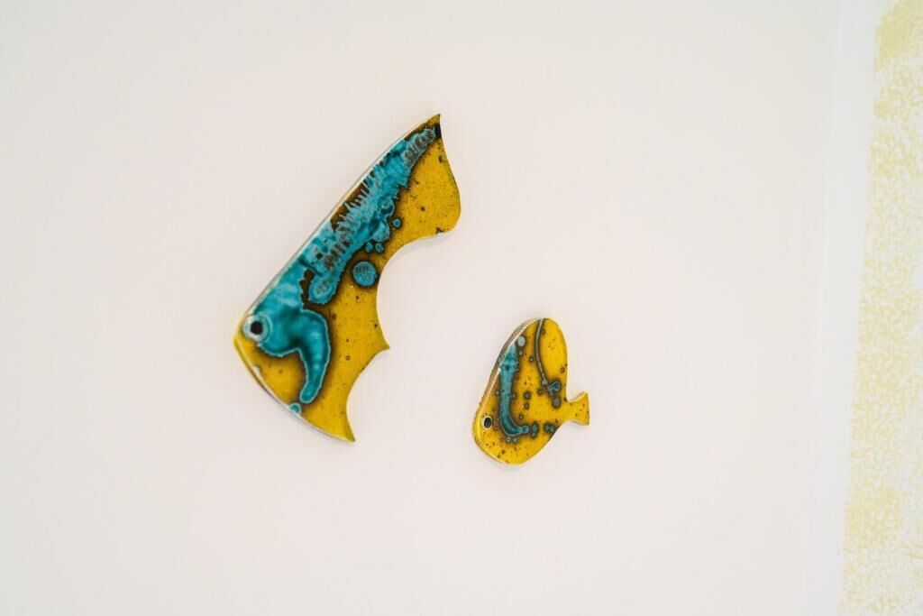 Une paire de pistolets jouets aux couleurs jaune et bleu.