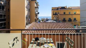 Habitación triple superior, balcón, vista al mar | Restaurante al aire libre