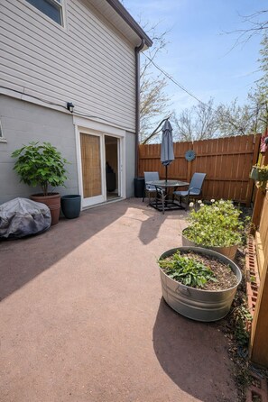 Outdoor dining - Cozy 1-BR, 1-BA, Sleeps 2, Separate entrance in home, Hermitage near Nashville (Nashville)