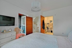 4 bedrooms, iron/ironing board, WiFi, bed sheets - Sleek & Sun-Drenched Modern Sanctuary (Barking)