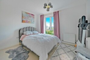 4 bedrooms, iron/ironing board, WiFi, bed sheets - Sleek & Sun-Drenched Modern Sanctuary (Barking)