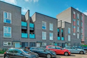 Exterior - Sleek & Sun-Drenched Modern Sanctuary (Barking)