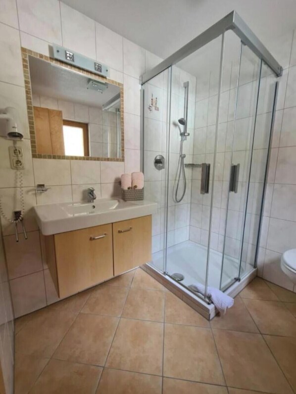Shower, hair dryer, towels, soap - Apartment Sonnenspitze (Biberwier)