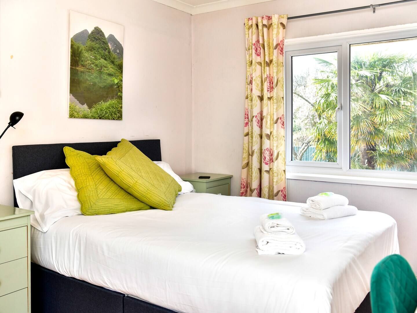 5 bedrooms, iron/ironing board, WiFi, bed sheets