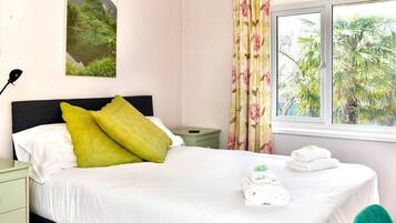 5 bedrooms, iron/ironing board, WiFi, bed sheets