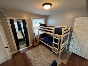 3 bedrooms, iron/ironing board, bed sheets - Close to everything! Wintergreen Resort, Skyline Drive, Nelson 151 and more! (Waynesboro)