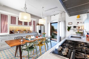 Fridge, microwave, oven, dishwasher - AMORE RENTALS - Villa Florinda with Private Pool and Sea View (Sorrento)