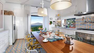 Réfrigérateur, micro-ondes, four, lave-vaisselle