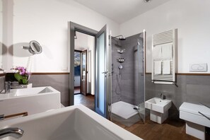 Dusche, Haartrockner, Bidet, Handtücher