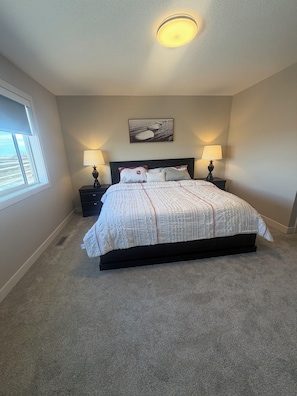 4 bedrooms, iron/ironing board, free WiFi - Modern 3–4 bedroom duplex in the New South Bow Landing community of Cochrane AB (Cochrane)