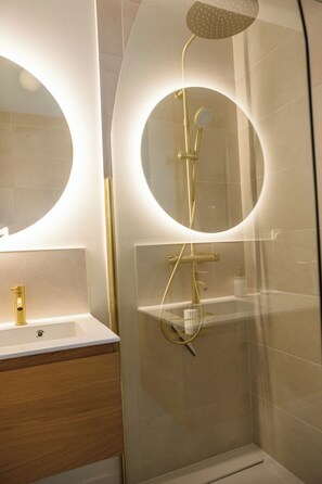 Dusche, Haartrockner, Handtücher, Seife
