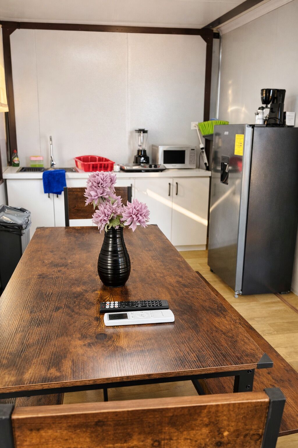 Kühlschrank, Mikrowelle, Herdplatte, Wasserkocher mit Kaffee-/Teezubehör