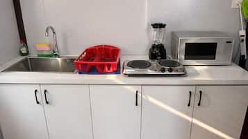 Frigorífico, microondas, placa de cocina y cafetera o tetera