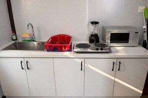 Kühlschrank, Mikrowelle, Herdplatte, Wasserkocher mit Kaffee-/Teezubehör