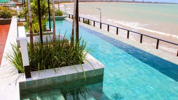 Hồ bơi ngoài trời