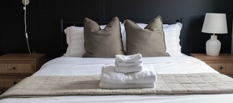 The Lazy Wave 2 Bdr Apartment- w Hot Tub & Private Backyard in Beach Town