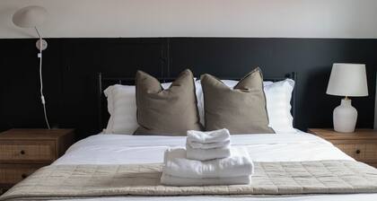 The Lazy Wave 2 Bdr Apartment- w Hot Tub & Private Backyard in Beach Town