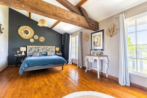 Strykejern/-brett, internettilgang og sengetøy