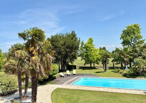 Beautiful country house close to beaches (20 minutes) and shops.