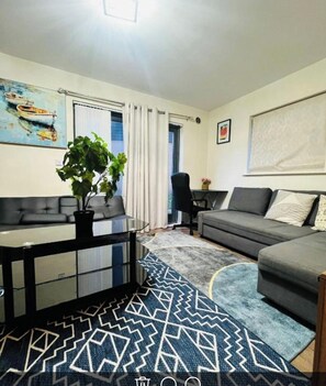 Living area - Three Stay, Large En-suite King Size Room with Balcony (Barking)