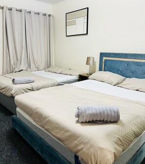 1 bedroom - Three Stay, Large En-suite King Size Room with Balcony (Barking)