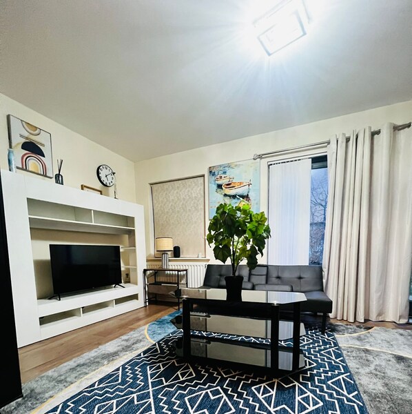 Living area - Three Stay, Large En-suite King Size Room with Balcony (Barking)