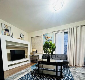 Living area - Three Stay, Large En-suite King Size Room with Balcony (Barking)