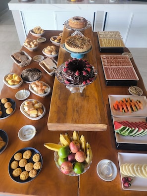 Free daily buffet breakfast - Pousada Espaço Geriba (Buzios)