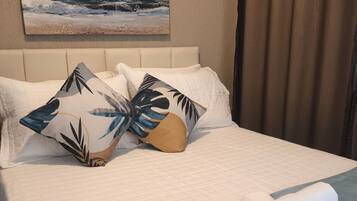 Suíte júnior, varanda coberta, vista para a piscina | Camas extras/dobráveis (sobretaxa), Wi-Fi de cortesia, roupa de cama