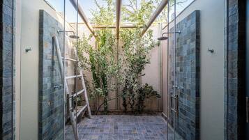 Suite, terraza, vistas al mar | Baño | Ducha, toallas, jabón y champú