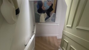 Un escalier avec des marches en bois et des murs blancs.