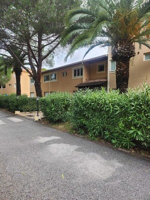 Property grounds - Studio 2 minutes walk from the sea (calvi)
