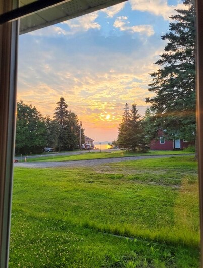 Pet-Friendly Rainy Lake View Cabin, Walk to Beach, Family-Ready