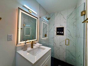 Shower, hair dryer, towels, soap - Residence 3 beds/2 baths close to Mercedez Benz Stadium & Aquarium Decatur/ATL (Decatur)