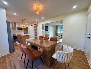 Dining - Residence 3 beds/2 baths close to Mercedez Benz Stadium & Aquarium Decatur/ATL (Decatur)
