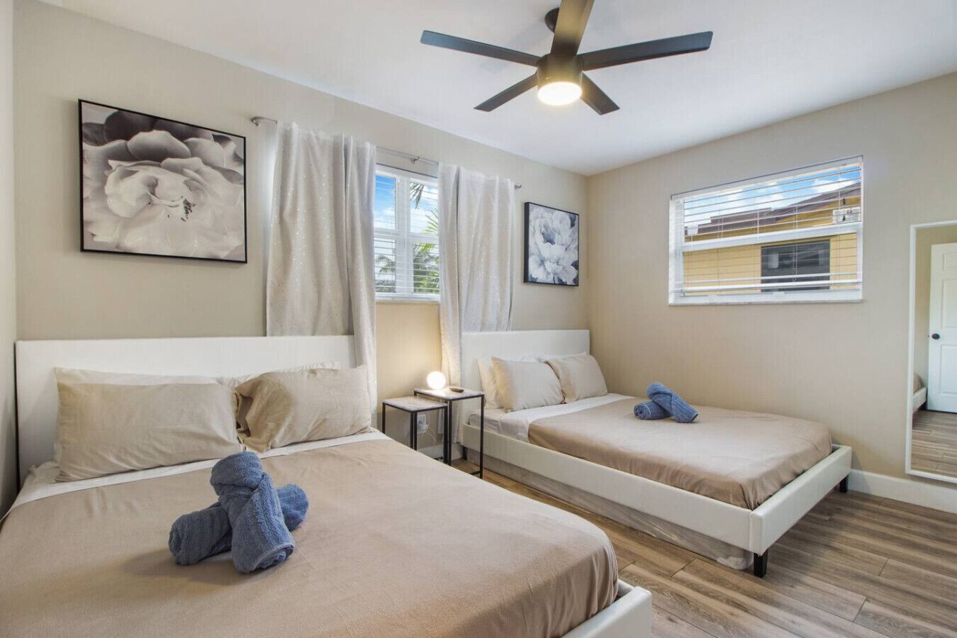 Schreibtisch, Bügeleisen/Bügelbrett, Reisekinderbett, WLAN