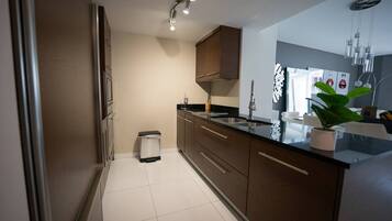 Een koelkast, een magnetron, een oven, een kookplaat