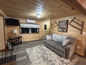 TV - Charming Cabin - Wake up to the Epic Views, Stay for the Convenience (Carlisle)