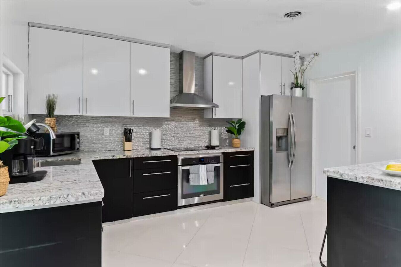 Køleskab, mikrobølgeovn, ovn, kogeplade