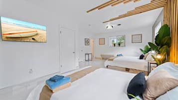 Escritorio, tabla de planchar con plancha, cuna de viaje y wifi