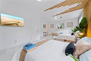 Escritorio, tabla de planchar con plancha, cuna de viaje y wifi 