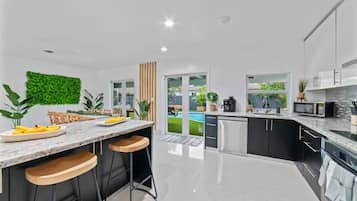 Refrigerador, microondas, horno y parrilla de estufa