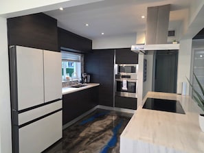 Microwave, oven, dishwasher, paper towels - Lush Retreat: Pool, Gazebo, Outdoor Kitchen (Miami)