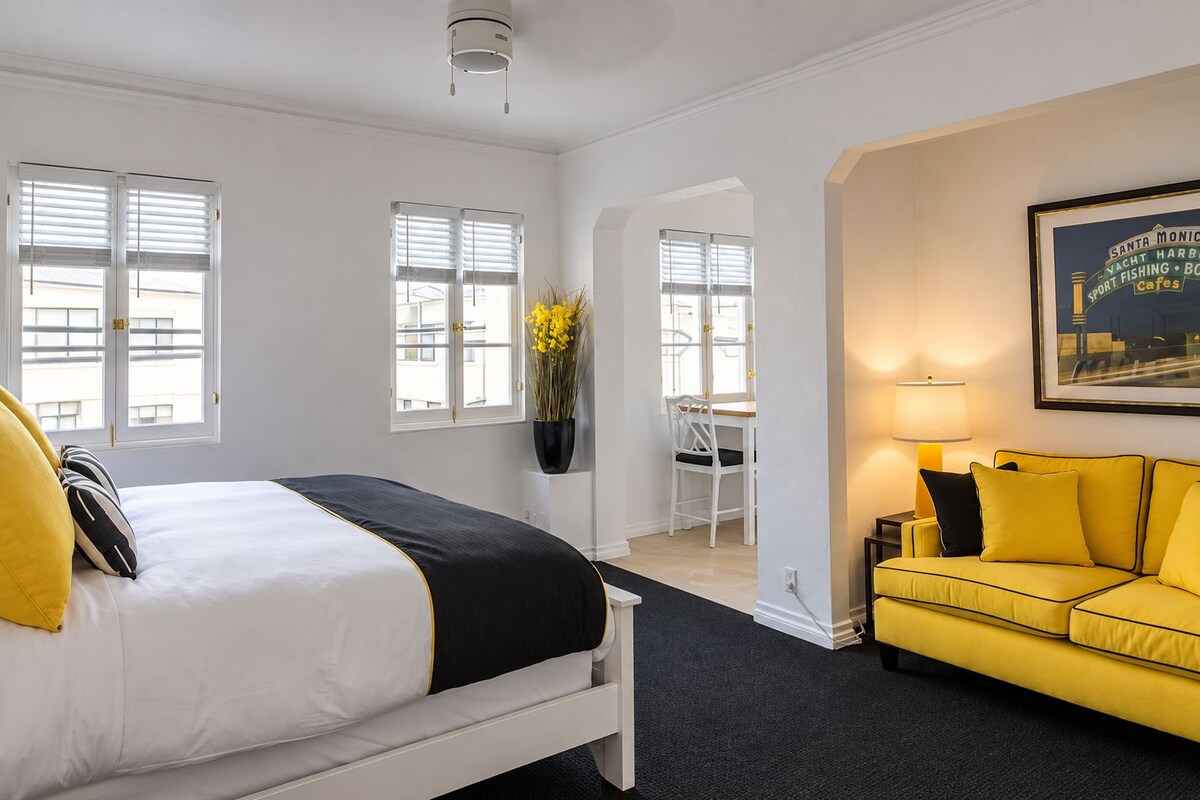 Economy Studio Suite, 1 King Bed, Kitchen | Laptop workspace, iron/ironing board, WiFi (free), bed sheets